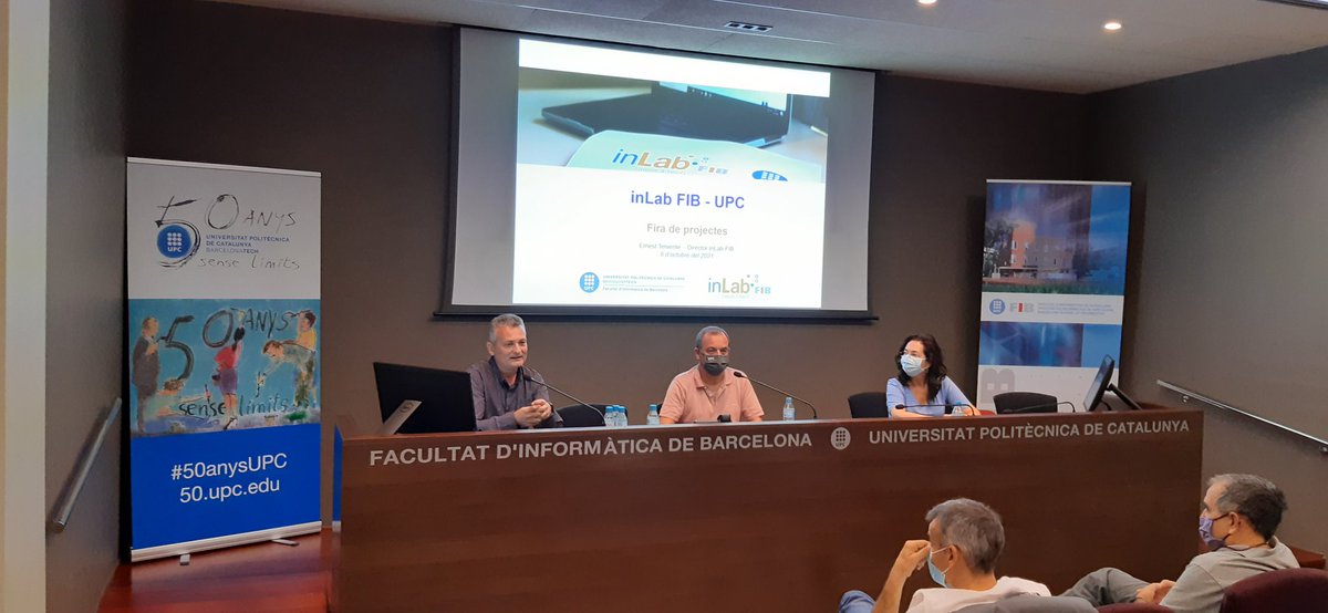 fib_upc's tweet photo. A la sala d'actes de la FIB el degà dona a la benvinguda a la Fira de Projectes de l'@inLabFIB. El seu director, @ErnestTeniente i la directora associada @RiberaSancho ens expliquen el #programaTalent https://t.co/vb4udP1ftS