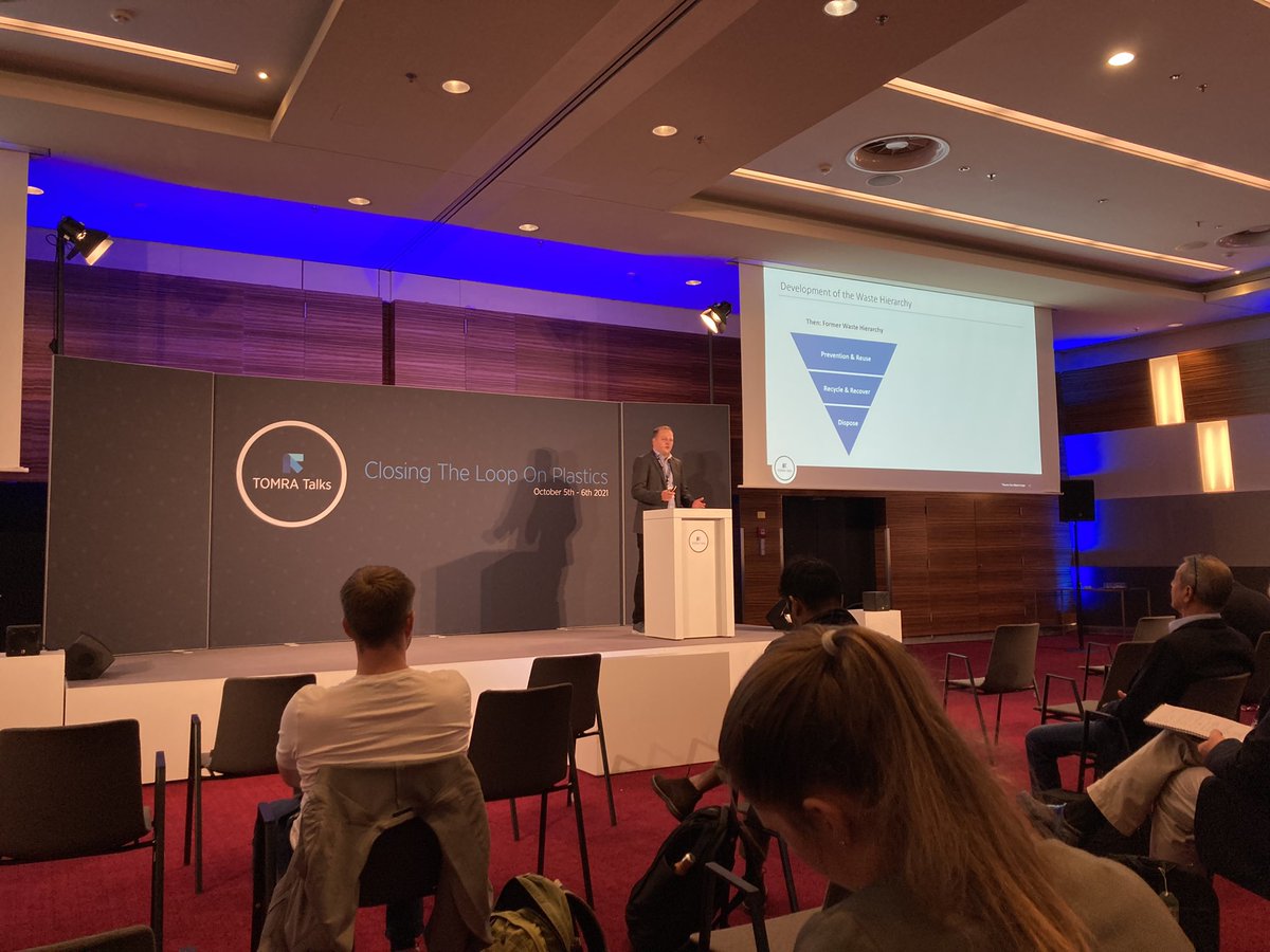 RevistaRETEMA's tweet image. Future is now! Dice Laszlo Szekely de @TOMRARecycling. Entramos en materia sobre reciclaje mecánico en las #TOMRAtalks. Analiza los retos de cada tipo (mecánico y químico) ante los desafíos del futuro.