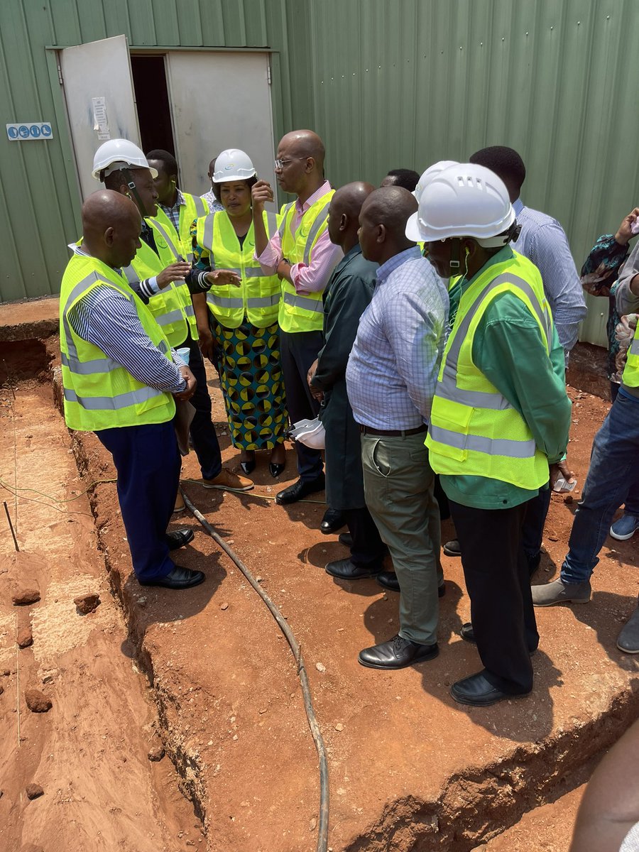 JMakamba's tweet photo. Niko Kigoma na Kasulu na Ndugu Chande, MD-TANESCO, kama alivyoelekeza Mhe Makamu wa Rais. Tarehe 25/11 tunamaliza tatizo. Kigoma ipo nje ya Gridi, kwahiyo TANESCO inatumia bilioni 3 kwa mwezi umeme wa dizeli kwa wateja 63,000 wanaolipa bilioni 1.5. Tunaleta Gridi Kigoma mwakani. https://t.co/DCgEVyZ51i