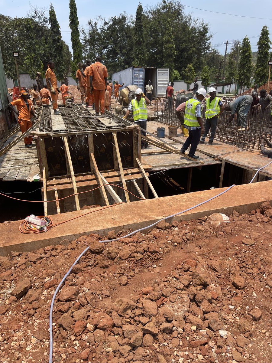 JMakamba's tweet photo. Niko Kigoma na Kasulu na Ndugu Chande, MD-TANESCO, kama alivyoelekeza Mhe Makamu wa Rais. Tarehe 25/11 tunamaliza tatizo. Kigoma ipo nje ya Gridi, kwahiyo TANESCO inatumia bilioni 3 kwa mwezi umeme wa dizeli kwa wateja 63,000 wanaolipa bilioni 1.5. Tunaleta Gridi Kigoma mwakani. https://t.co/DCgEVyZ51i