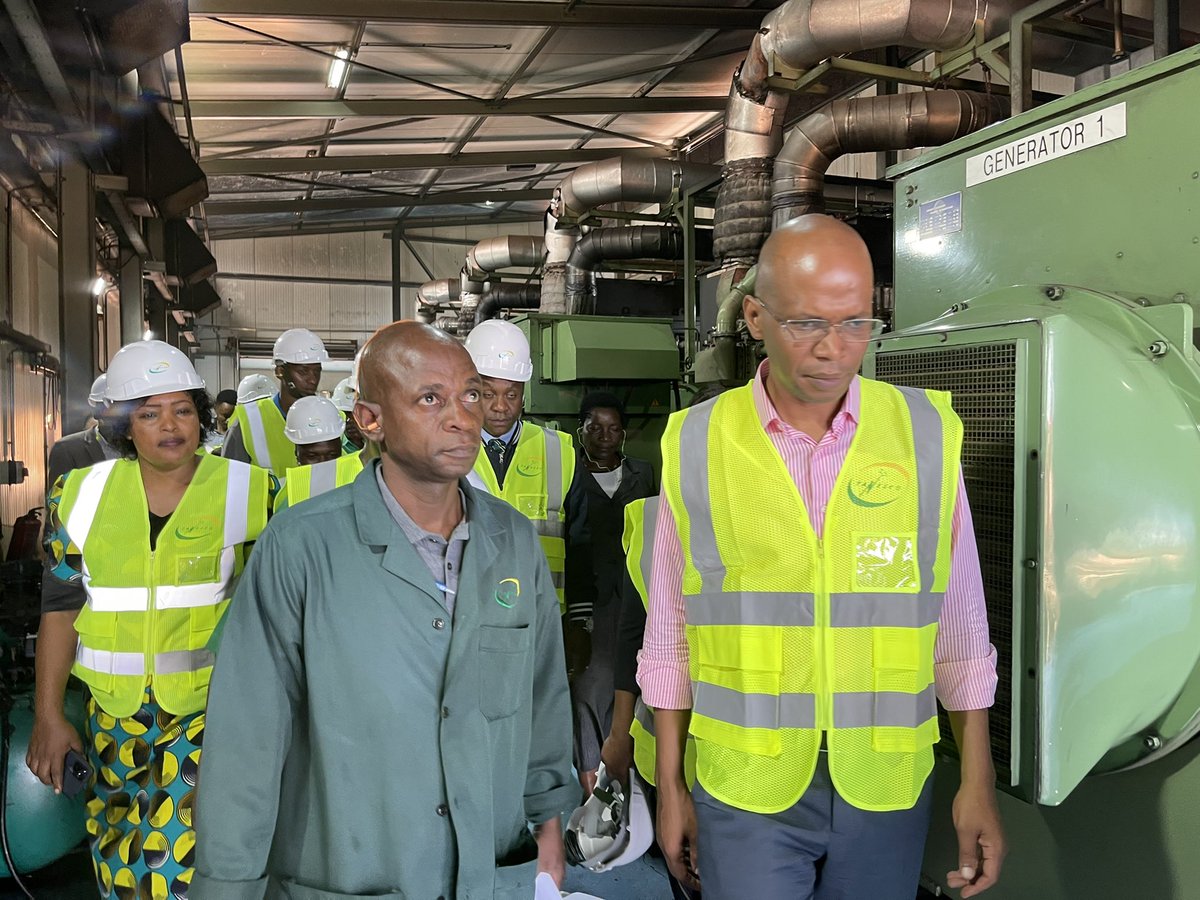 JMakamba's tweet photo. Niko Kigoma na Kasulu na Ndugu Chande, MD-TANESCO, kama alivyoelekeza Mhe Makamu wa Rais. Tarehe 25/11 tunamaliza tatizo. Kigoma ipo nje ya Gridi, kwahiyo TANESCO inatumia bilioni 3 kwa mwezi umeme wa dizeli kwa wateja 63,000 wanaolipa bilioni 1.5. Tunaleta Gridi Kigoma mwakani. https://t.co/DCgEVyZ51i