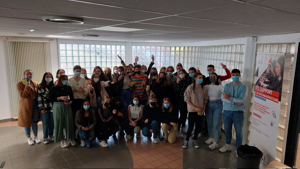 Valprof1's tweet photo. Les étudiants du BTS SAM du lycée Pergaud se sont retrouvés autour d'un petit déjeuner d'intégration dans la toute nouvelle cafétéria de l'établissement. Des échanges riches ! 🎊 #ensemble #btssam #etudiants https://t.co/JXYYQnyEvF