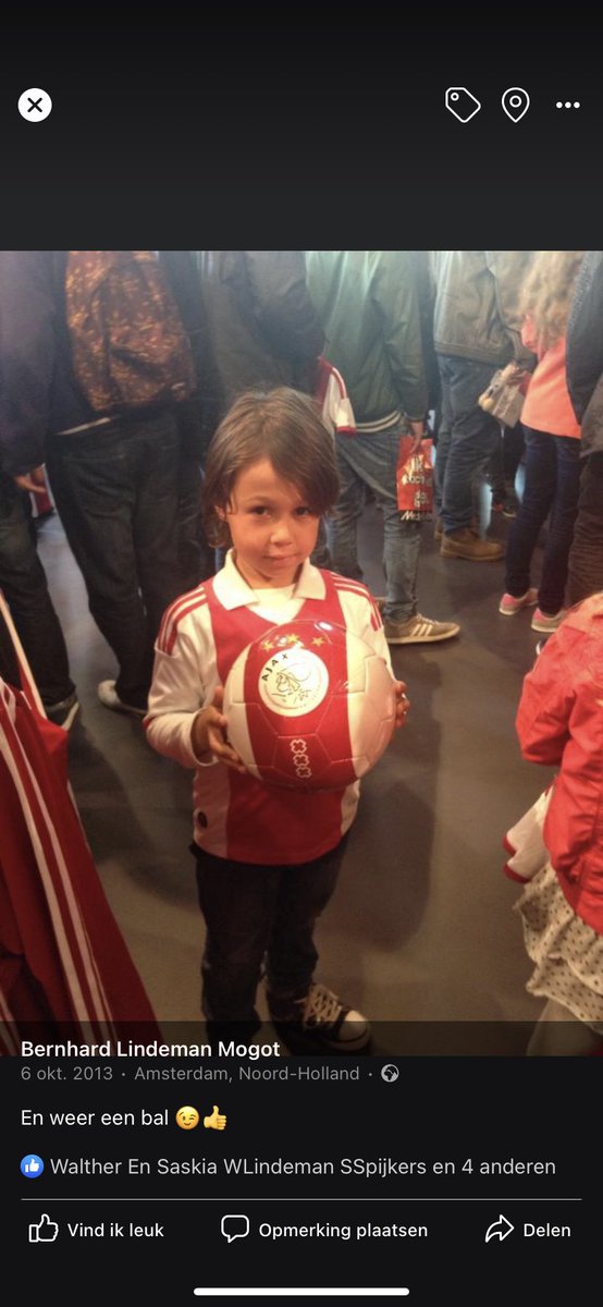 oom_ben's tweet photo. @AFCAjax @ajaxlife en er volgden nog vele ballenβ¦ #NummerEen - vaste bezoeker van fanshop ππ€£ #vak412 #JongGeleerd https://t.co/aFX4gtIa83