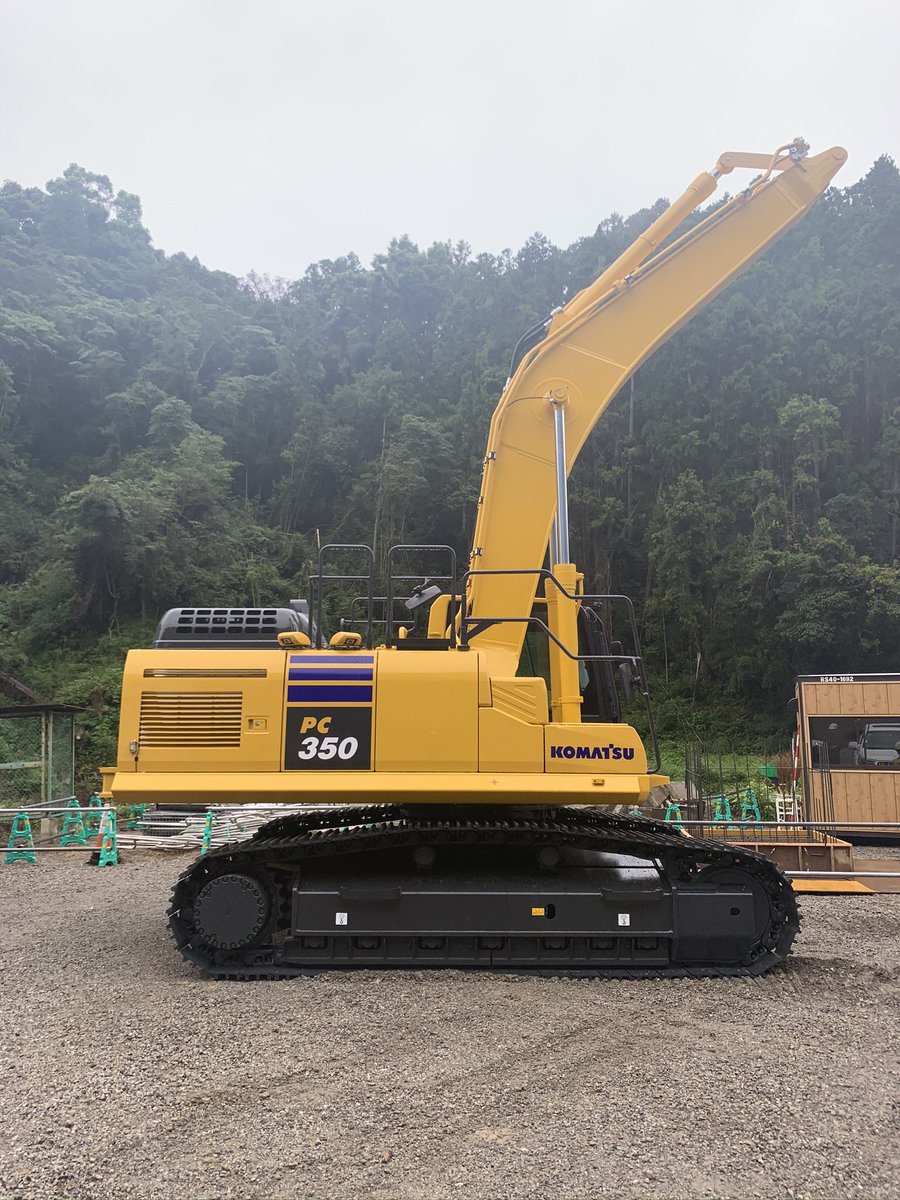 jkundayoo's tweet photo. ここの現場、次から次へと新車入ってきてて面白かったな☺️

土木屋の親方すごくいい人で何でも乗りなーって言ってアーティキュレート乗せてもらった(ほんの少し動かしただけ)最高だった🤣

#pc350 #hm400 https://t.co/Ri0vxHvHRQ