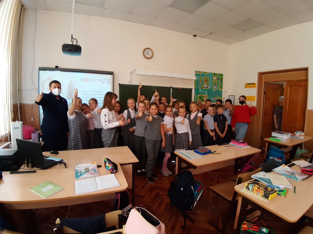 Провёл занятия в МБОУ школе 74 г.о Самара в рамках проекта «РаботаЕМ».

#РаботаЕМ