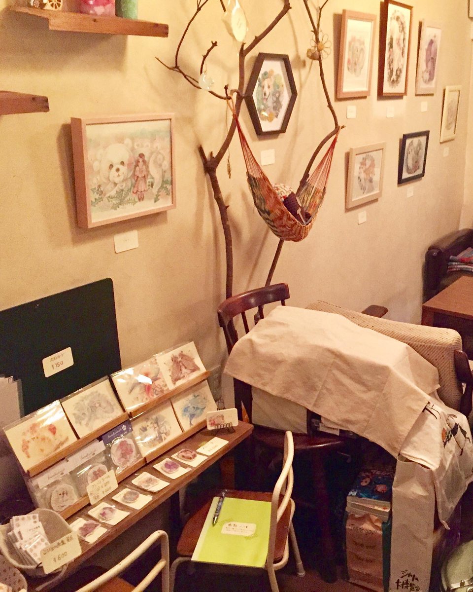 lockstock222's tweet photo. 「絵本」
2COcafeでも何度か個展を開かれた絵描きのさきほさんの絵本「ほのちゃんのはなかんむりやさん」が入荷致しました♪
色鉛筆で描かれた優しい世界に癒されます。
2COcafeオリジナル絵本「にこまめくんのぼうけん」もよろしくお願いします☺︎
#2COcafe #さきほ https://t.co/n4eQdNPTnL
