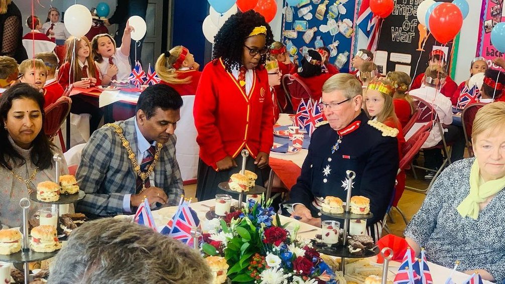 QGCanopy's tweet image. Now that looks like a fun QGC #Jubilee party! 🎉

These photos are from The Crescent Academy&apos;s #queensgreencanopy party in Stoke-on-Trent, where a #QGCCelebrationTree was planted and an afternoon tea was enjoyed by the children 🌱

Thank you planting a #JubileeTree!🌳