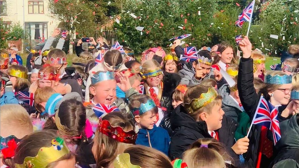 QGCanopy's tweet image. Now that looks like a fun QGC #Jubilee party! 🎉

These photos are from The Crescent Academy&apos;s #queensgreencanopy party in Stoke-on-Trent, where a #QGCCelebrationTree was planted and an afternoon tea was enjoyed by the children 🌱

Thank you planting a #JubileeTree!🌳