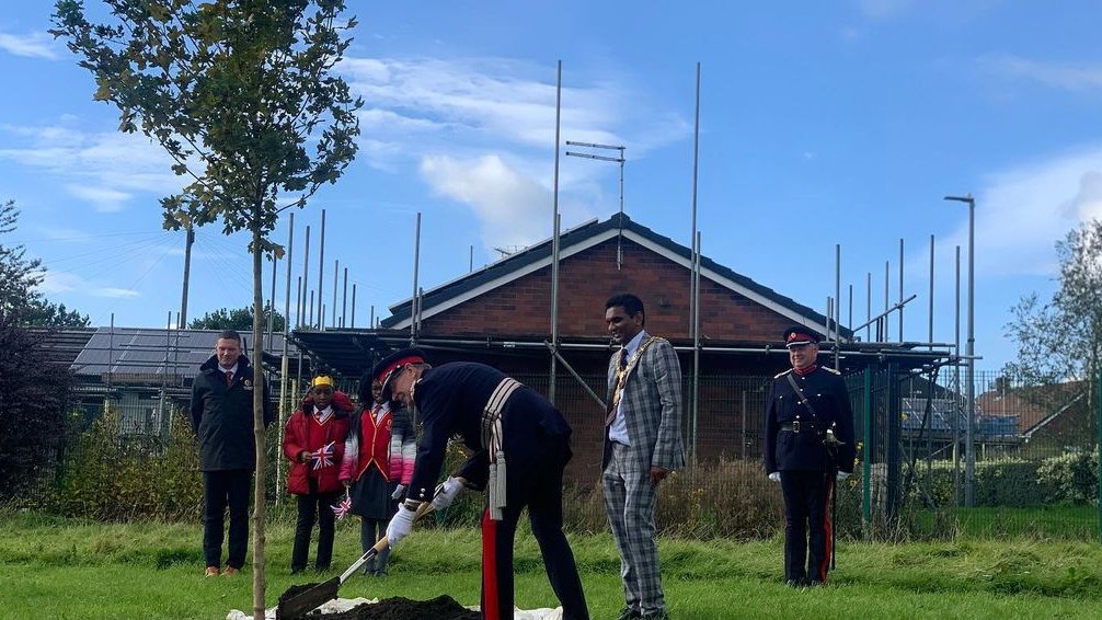 QGCanopy's tweet image. Now that looks like a fun QGC #Jubilee party! 🎉

These photos are from The Crescent Academy&apos;s #queensgreencanopy party in Stoke-on-Trent, where a #QGCCelebrationTree was planted and an afternoon tea was enjoyed by the children 🌱

Thank you planting a #JubileeTree!🌳