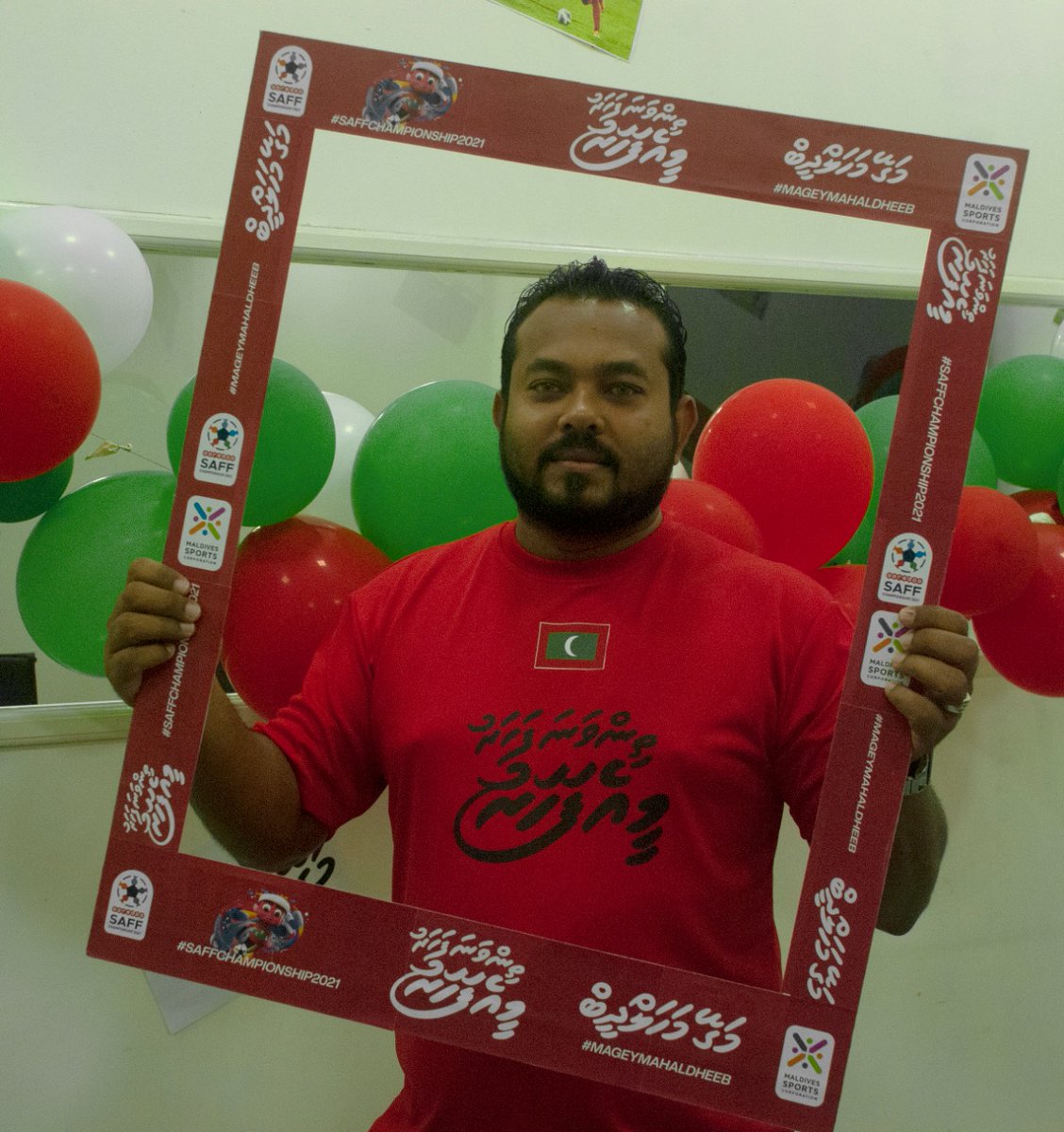 sportscomv's tweet photo. މިއީ އެފަހަރު، ތިން ވަނަ ފަހަރު 
އަޅުގަނޑުމެން މިތިބީ ޤައުމީ ޓީމާއެކު! ޤައުމީ ޓީމަށް ފަހުރުވެރި ކާމިޔާބީއަކަށް އެދެން!  🇲🇻🥳❤️
#MageyMahaldheeb 
#SAFFChampionship2021 

@AhmedMauroof 
@MaldivesFA 
@maldives_team https://t.co/VkeYo7RhNO
