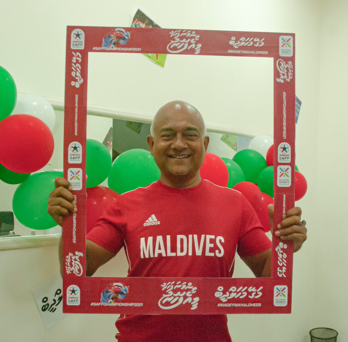 sportscomv's tweet photo. މިއީ އެފަހަރު، ތިން ވަނަ ފަހަރު 
އަޅުގަނޑުމެން މިތިބީ ޤައުމީ ޓީމާއެކު! ޤައުމީ ޓީމަށް ފަހުރުވެރި ކާމިޔާބީއަކަށް އެދެން!  🇲🇻🥳❤️
#MageyMahaldheeb 
#SAFFChampionship2021 

@AhmedMauroof 
@MaldivesFA 
@maldives_team https://t.co/VkeYo7RhNO
