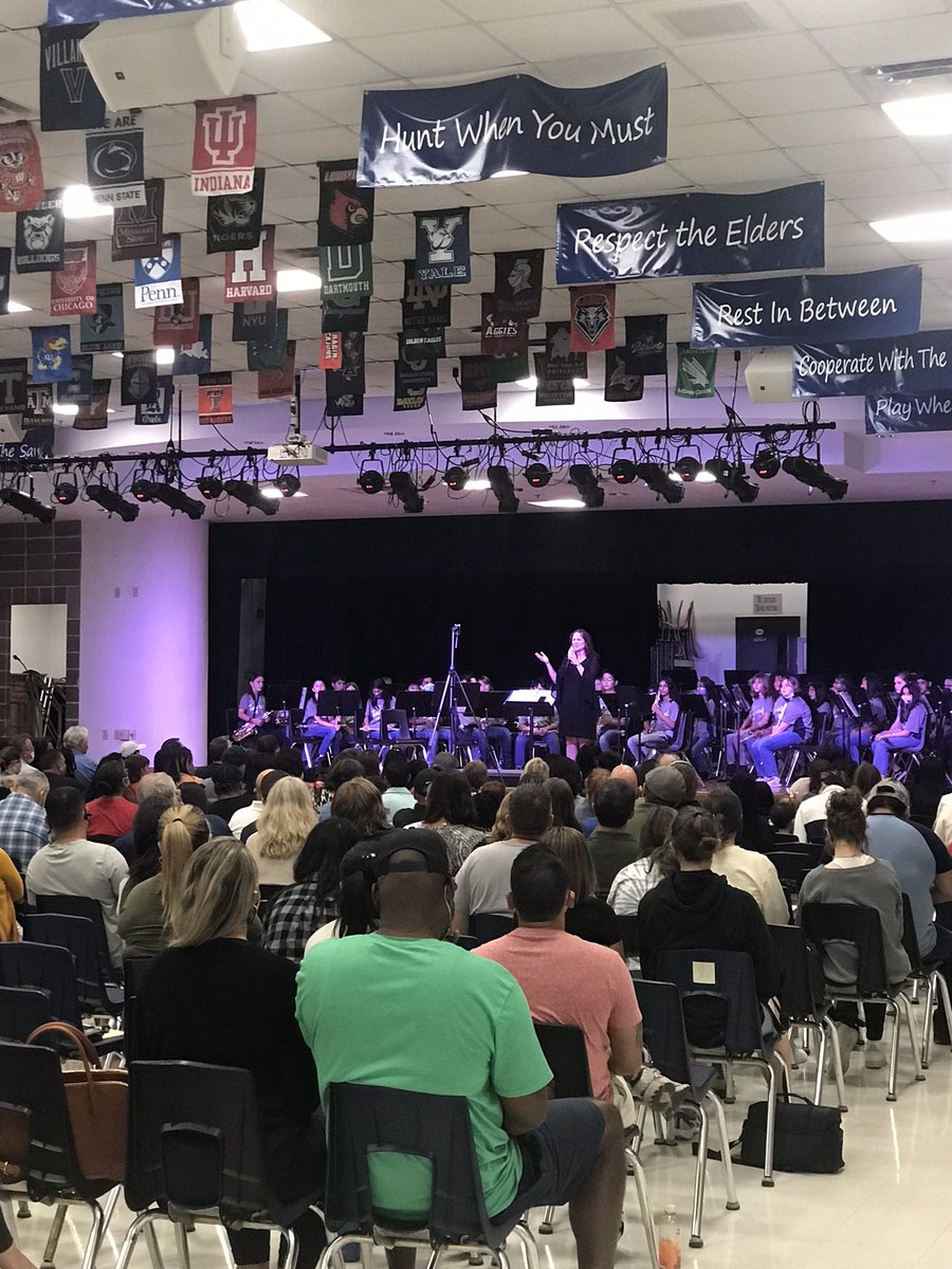 TejedatW's tweet photo. It was so wonderful to have music coming out of the Wolf Den again.. LIVE! Thank you to all who came out to support our students. #RootedTejeda https://t.co/2r5M6o8b6d