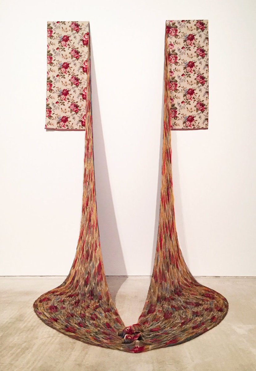 “Temel ilgim, nesnenin yüzeyini neyin oluşturduğuydu; hangi süreçlerle yüzey üretildi, yüzeyden nasıl sıyrılabildim, yüzeyin arkasında ne gibi şeyler görebildim ve yüzeyin arkasındaki bu şeyleri işime nasıl dahil edebildim?” 

Berlin merkezli Japon sanatçı Aiko Tezuka