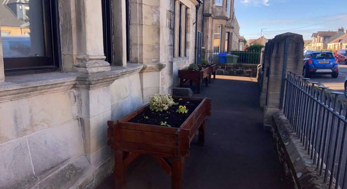 LarkhallVolGrp's tweet photo. Our garden group have been busy refreshing our planters in front of our building :)

#ldvg #charity #activities #plants https://t.co/nBHp76enLo