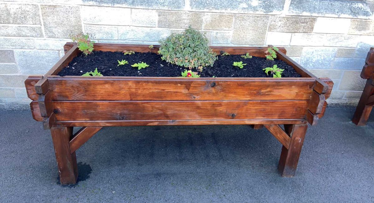 LarkhallVolGrp's tweet photo. Our garden group have been busy refreshing our planters in front of our building :)

#ldvg #charity #activities #plants https://t.co/nBHp76enLo
