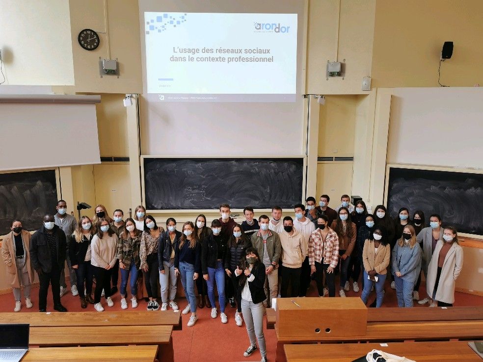Arondor_FR's tweet photo. En tant que partenaire 🤝 de l'@UnivPoitiers depuis 2005, l'équipe #RH d'@Arondor_FR est intervenue sur le thème suivant ➡️ : "l'usage des réseaux sociaux dans le contexte professionnel" 📲
🙌 Merci à tous les étudiants pour leur attention et implication !
#RéseauxSociaux #GPhy https://t.co/IcEdIZgg0I