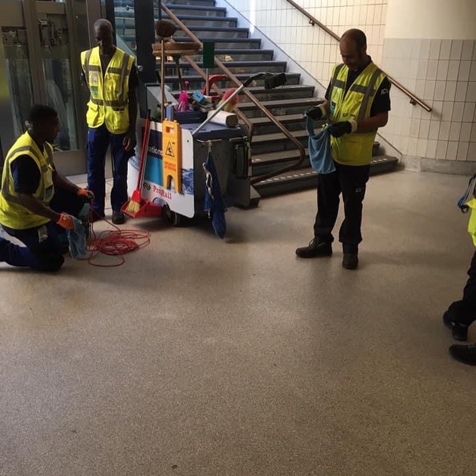 sanlynkro's tweet photo. Het opleidingenseizoen is weer in volle gang! Van de basisopleiding, leidinggevendencursus tot de opleiding perron- en stationreiniging, sanlynkro(schoon) staat voor je klaar!:):) Info via info@sanlynkro.nl of info@sanlynkroschoon.nl:):) https://t.co/VB5Tix9sK8