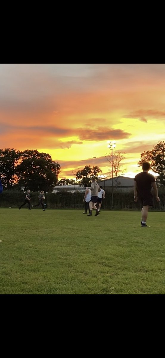 UeaTouch's tweet photo. Catching golden hour at last night’s training 🌅☀️🤩😍

@ueasport #ueaathleteangel #touchrugby @uniofeastanglia @EnglandTouch https://t.co/GOZzQoAOg9