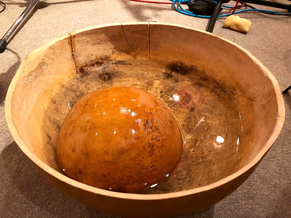 anonekonone's tweet photo. アフリカのWaterdrum🥁
大きなやつに、水をいれて、小さいのを浮かべて叩いたり、水遊びしたりします😙
かなり原始的な楽器で大好きな楽器です。
#Waterdrum https://t.co/bIobirJQQK