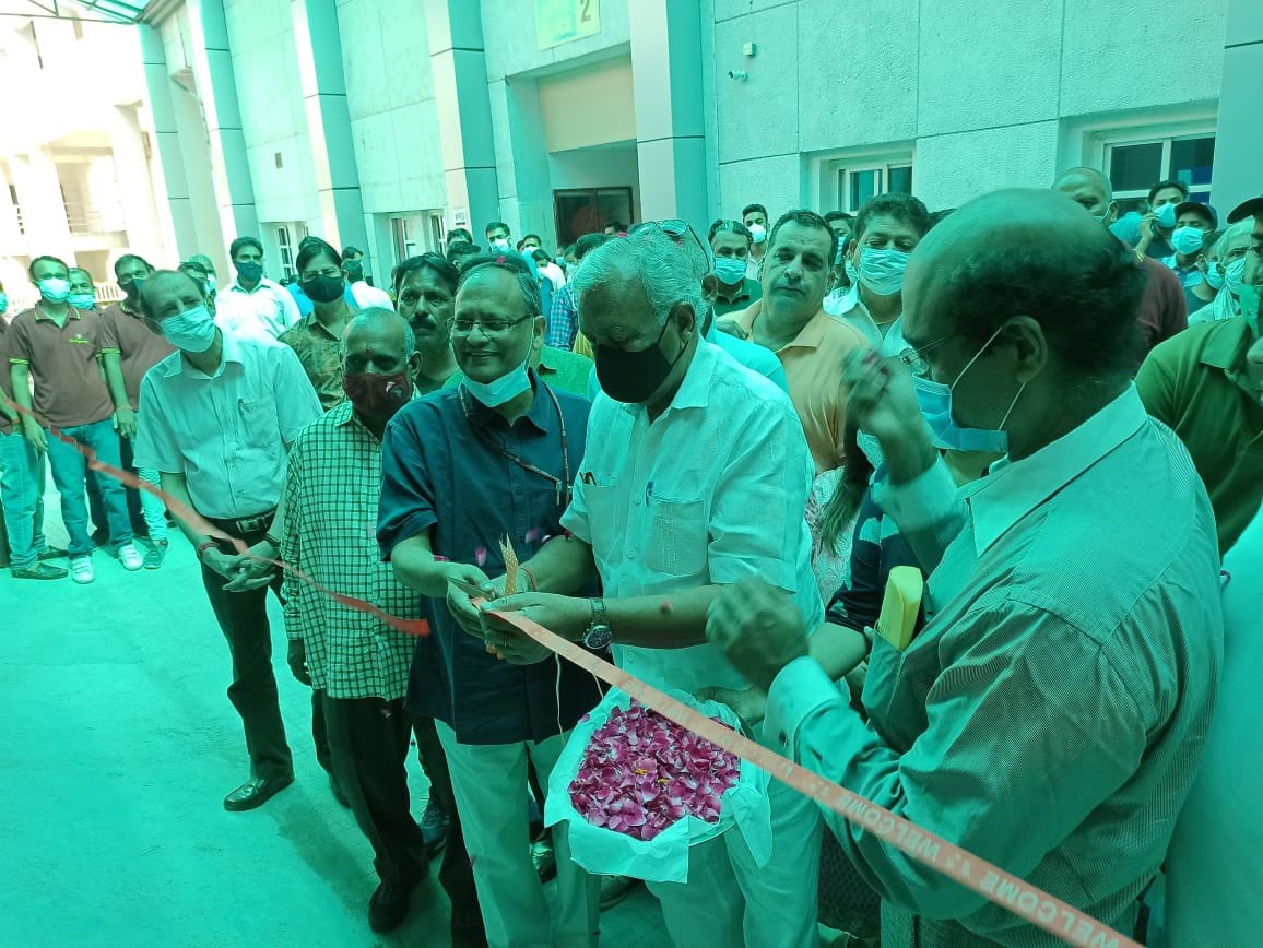 rgssh4's tweet photo. Seeking a new way forward !!! 

Inauguration of PSA plant at Rajiv Gandhi Super Specialty Hospital by @RamNiwasGoelAap ; Hon’ble Speaker of Delhi Legislative Assembly and Dr B.L Sherwal, Director, @rgssh4 https://t.co/DYJLND69Zb