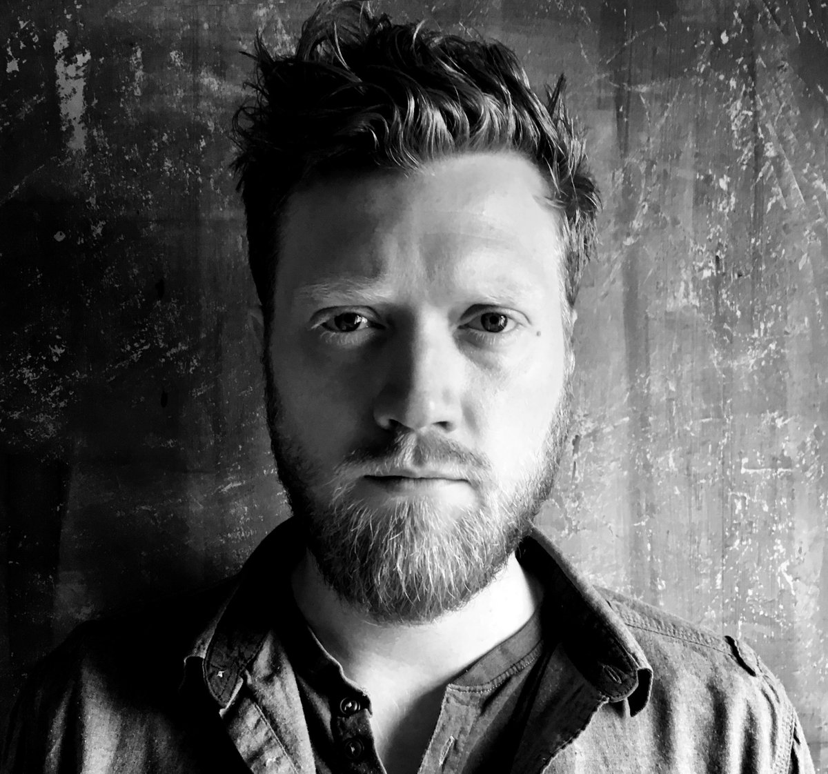 SoundOfBelfast's tweet photo. "How  do you capture Belfast in a song?" 🎶🎸🏙️

That's the challenge we set @GarethDunlop &amp; @jeliofthebirds earlier this year.  You can hear the results as part of their double-header full sets in ‘True North’ at Sound of Belfast, Oh Yeah, Thurs 4 Nov.  

https://t.co/YgwcGDdcy3 https://t.co/kVMwUVVyrb