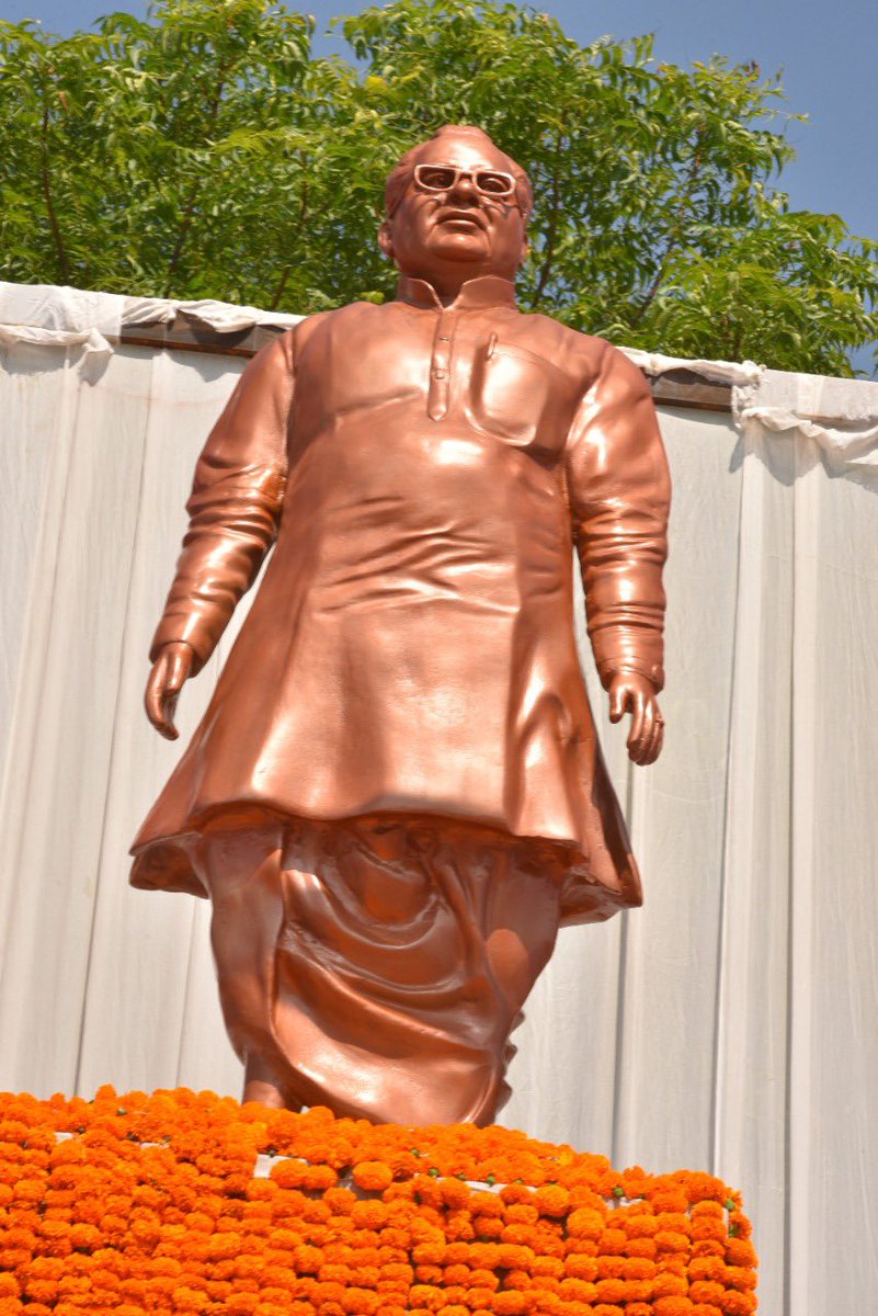 युगपुरुष बिशनोई रत्न स्वर्गीय चौ. भजन लाल जी की प्रतिमा अनावरण समारोह पर हमें आशीर्वाद देने आए हज़ारों साथियों का दिल से आभार। मेरे नेता आदरणीय <a href="/RahulGandhi/">Rahul Gandhi</a> जी और <a href="/VivekBansal72/">Vivek Bansal Official</a> जी का भी आजीवन ऋणी रहूँगा। 🙏