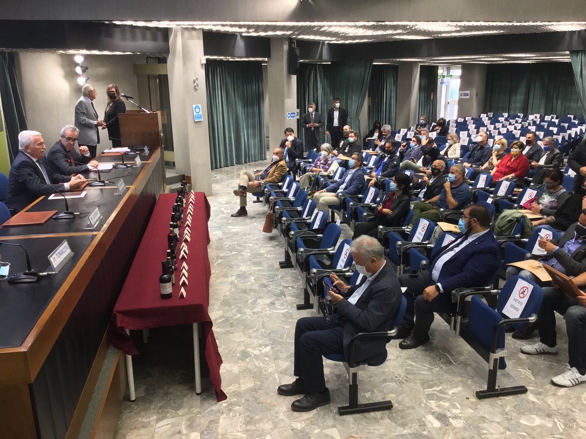 cciaaumbria's tweet photo. Pres #GiorgioMencaroni “In Italia, nel comparto Birra, ogni persona occupata in produzione contribuisce a creare ben 31,4 posti di lavoro. La birra è una ricchezza per il tessuto economico italiano e umbro dell’industria agroalimentare e  va supportata perché torni a crescere" https://t.co/BvkWmI4A11