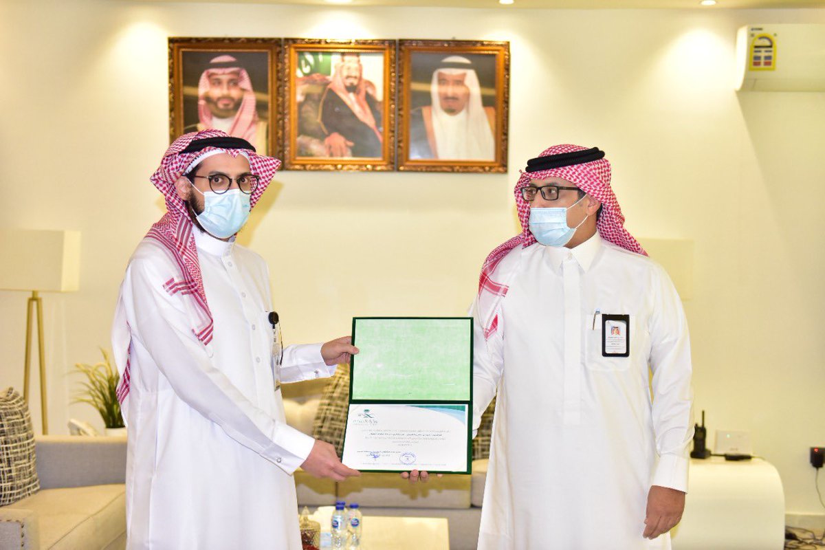 assirhealth's tweet photo. #شكر_وتقدير : 

سعادة مدير عام الشؤون الصحية بمنطقة عسير يكرم فريق طبي بمستشفى خميس مشيط للولادة والأطفال نظير نجاحهم في إجراء عملية نوعية لطفل ، تُجرى لأول مرة في منطقة عسير ؛ مما سوف يسهم في إيقاف الإحالات لخارج المنطقة في هذا النوع من العمليات وتطوير الخدمة الصحية .

يتبع... https://t.co/ZP4lYDCxA6