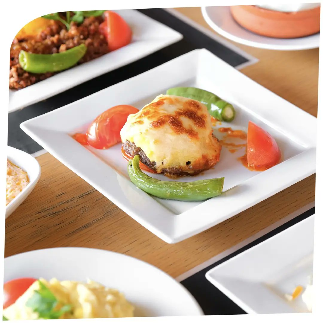 Afiyetzade’nin ferah ve şık ortamında Türk Mutfağı’ndan lezzetleriyle keyif yapmaya ne dersiniz? @afiyetzadeisfanbul
⠀
#İsfanbulAlışverişCaddeleri