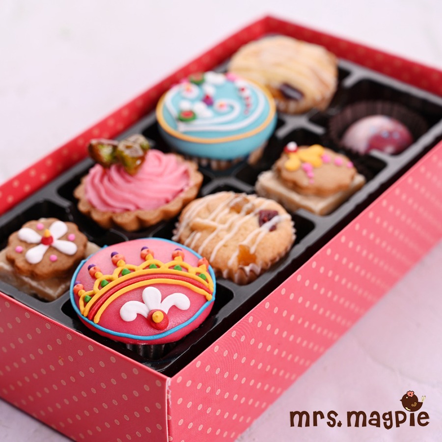 MrsMagpieCafe's tweet photo. Box of 8 Pujo Goodies – This magic box features a Masala Chai Marzipan Cupcake, a Fig and Chocolate Marzipan Cupcake, a Cardamom Chocolate and a Sandesh Tart, along with 2 pieces each of Dry Fruit Cupcake and Peanut Butter Fudge. 

Part of our newly launched Festive Menu! https://t.co/0DN8faiYgM