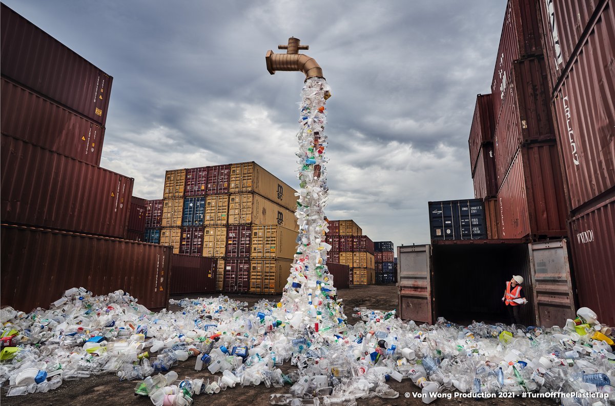 This poignant art installation by Ben Von Wong is sending a strong message to world leaders: We need to #TurnOffThePlasticTap 🚱🥤

Plastic is leaking into nature at an unprecedented rate, polluting our oceans, choking wildlife & entering the food chain. 
blog.vonwong.com/turnofftheplas…