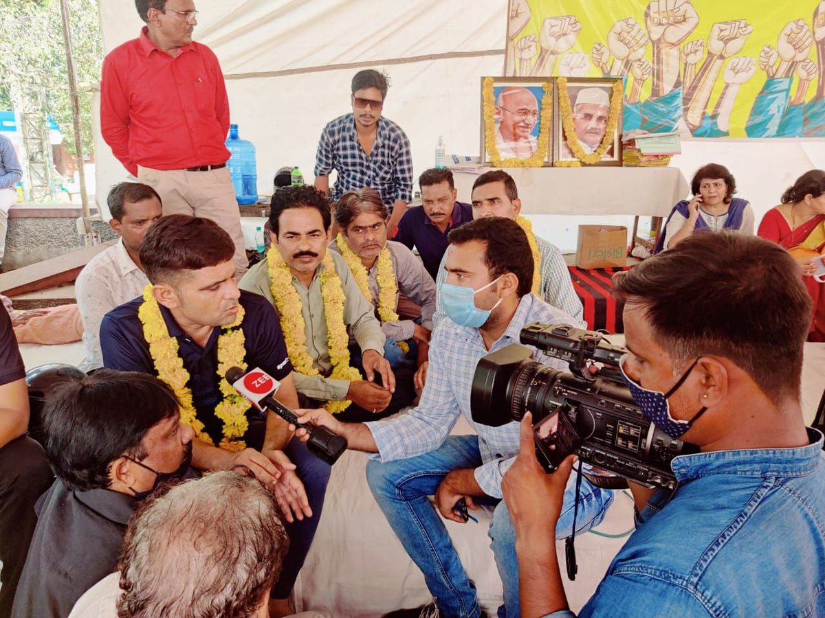 Last_journey0's tweet photo. सभी भाई लोग अपने मतभेद भुलाकर शहीद स्मारक स्थल पर बड़ी संख्या में पहुंचने का कष्ट करें,बाबू संवर्ग के लिए यह आखरी एवं निर्णायक लड़ाई है आशा है आप लोग मेरी बात को समझेंगे और ज्यादा से ज्यादा संख्या में धरना स्थल पर पधार कर अनशन कारी हमारे साथियों का मनोबल बढ़ाएंगे @LDC_GP_3600 https://t.co/5gwM3E5F6h