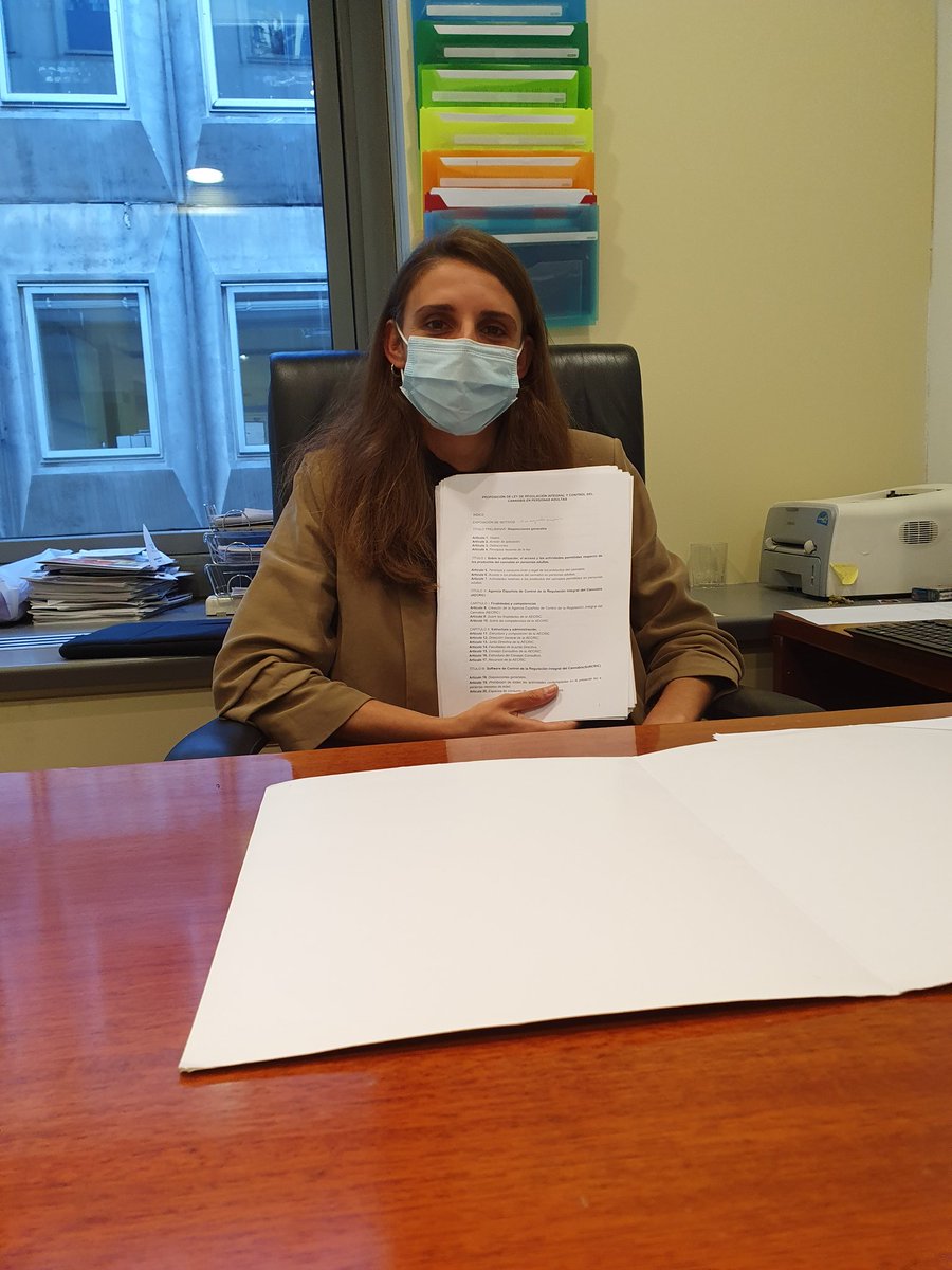 H_Madera_'s tweet photo. Estoy en @Congreso_Es con @luciadalda de @PODEMOS que acaban de registrar su propuesta para la regulación integral del #Cannabis 
GRACIAS !!!!! https://t.co/NEwELmB1o9