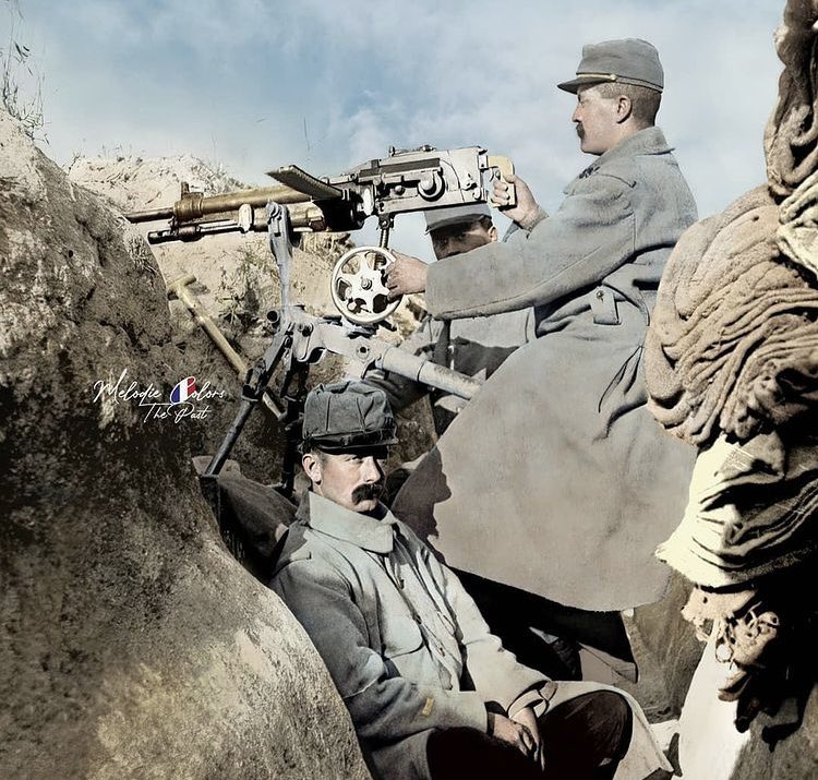 🇫🇷 French soldiers in a trench handling Saint-Étienne machine gun.                    Source : colorized_pics                    Credit: @melodie_colors_the_past.