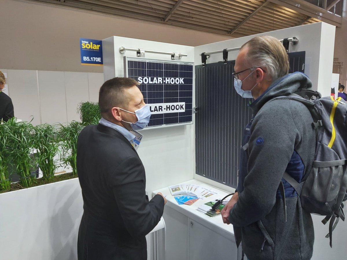 empowersource's tweet photo. Eine der spannendsten Innovationen im #Balkonsolar-Markt hat etm solarservice auf unseren Stand mitgebracht: "SOLAR-HOOK - das etm Befestigungssystem", fixiert jedes Solarmodul sicher am Stabbalkon, egal ob runde oder eckige Stäbe. Mehr unter https://t.co/48Dt0F7tge!
#solarhook https://t.co/pFcNNwhDDa