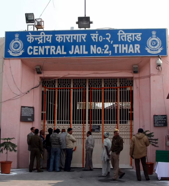LawstreetJ's tweet photo. #SupremeCourt orders immediate suspension & a full-fledged #probe against some #TiharJail officials identified by #DelhiPolice Commissioner #RakeshAsthana in his report for conniving with ex #Unitech promoters #SanjayChandra & #AjayChandra.They helped Chandras run a secret office https://t.co/QAe18uFpPI