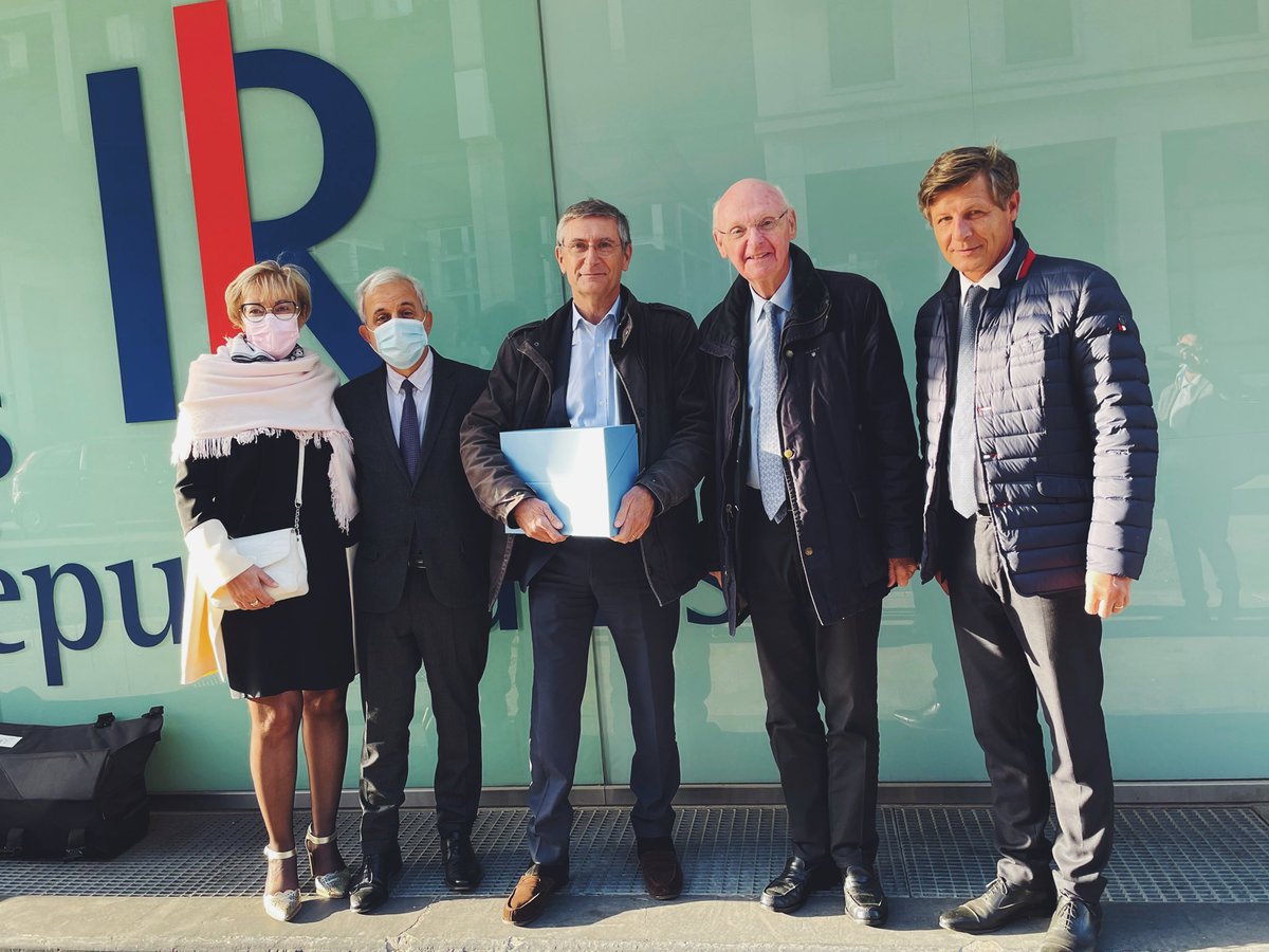 SoyonsLibres's tweet photo. Patrick Stefanini, directeur de campagne de @vpecresse prêt à déposer les plus de 250 parrainages de parlementaires et d’élus locaux pour pouvoir participer au #CongrèsLR. 

C’est parti ! 🚀 #Pécresse2022 https://t.co/8r3ladhRsd