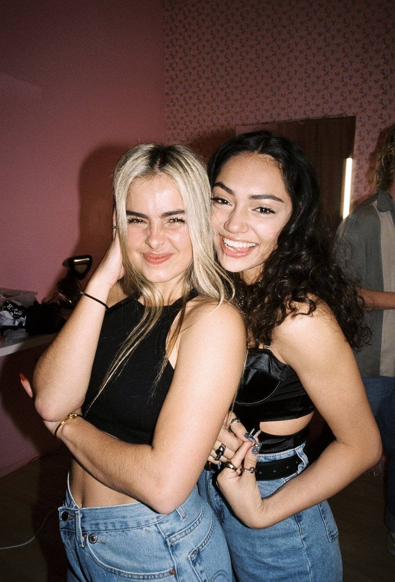 avani dicaprio (1990s edition) tweet media