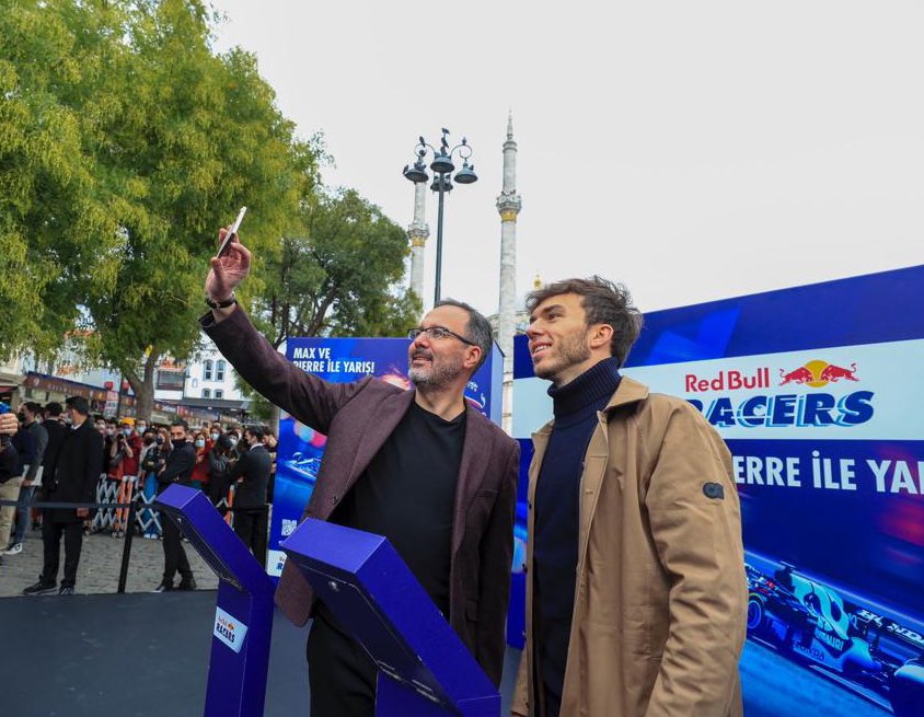 🏎 AlphaTauri pilotu <a href="/PierreGASLY/">PIERRE GASLY 🇫🇷</a> ile Ortaköy’de buluştuk. Herkes gibi Pierre de bu güzel şehre hayran kaldı.😎