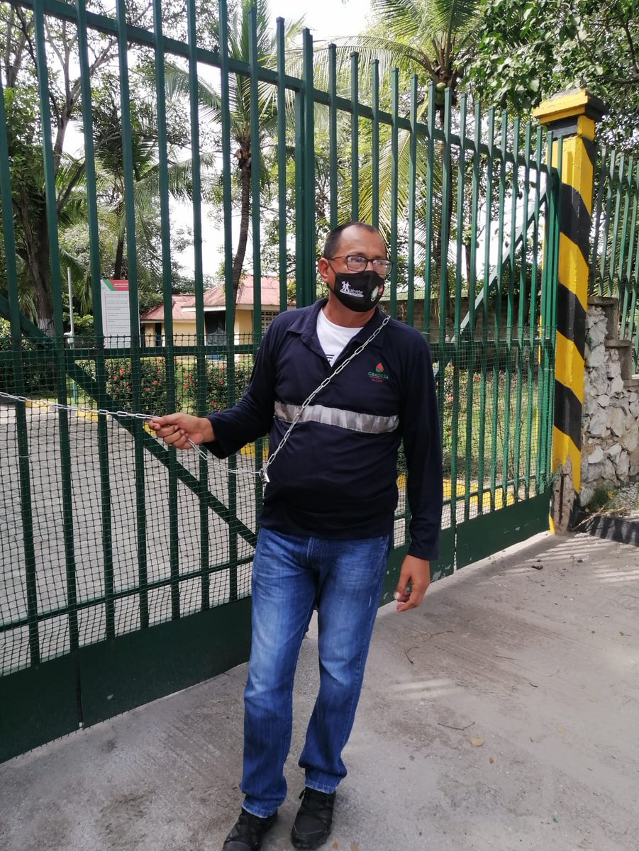 SindicalPalmera's tweet photo. Siguen los abusos contra trabajadores en la industria palmera. Ahora en la empresa Gradesa SA, que además de no negociar el pliego presentado por @SINTRAIMAGRANAC ahora sanciona injustificadamente al presidente de la Seccional #Cienaga Silfredo Torres encadenado en protesta! https://t.co/FJpOGGMECj