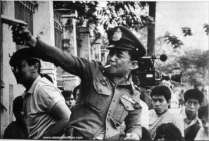 PravitR's tweet photo. คำเตือน: การสูบบุหรี่หรือเสพติดโฆษณาชวนเชื่ออาจเป็นอันตรายถึงชีวิตผู้อื่นได้ WARNING: Smoking or propaganda kills. #WhatsHappeningInThailand #Thailand #6Oct1979 #ป #6ตุลา #6ตุลา2519 #6ตุลา2519
#สังหารหมู่ธรรมศาสตร์ https://t.co/S3Cophk0Ip