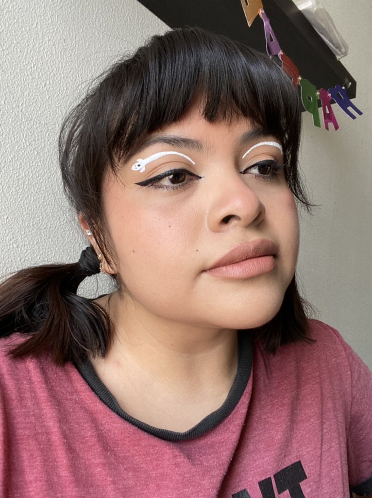 WordsFromEve's tweet photo. #GLOTD a very faBOOlous eyeliner 👻
Fantasmitas y un cateye para un look fantasmagórico. 🤍 https://t.co/NlQd9CgIJi