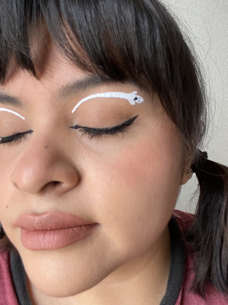 WordsFromEve's tweet photo. #GLOTD a very faBOOlous eyeliner 👻
Fantasmitas y un cateye para un look fantasmagórico. 🤍 https://t.co/NlQd9CgIJi