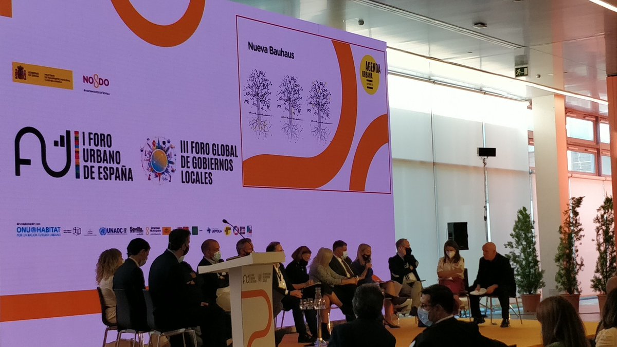 "Se trata de quitar los coches de las ciudades para que el espacio público sea para las personas, y eso lo tienen que hacer alcaldes y alcaldesas" <a href="/UxioBenitez/">Uxio Benítez </a> en #ForoUrbanoESP Se ha llevado el aplauso de la sala, ahora toca que los mismos que aplauden, lo apliquen 😷🚘 vs 😀🌳