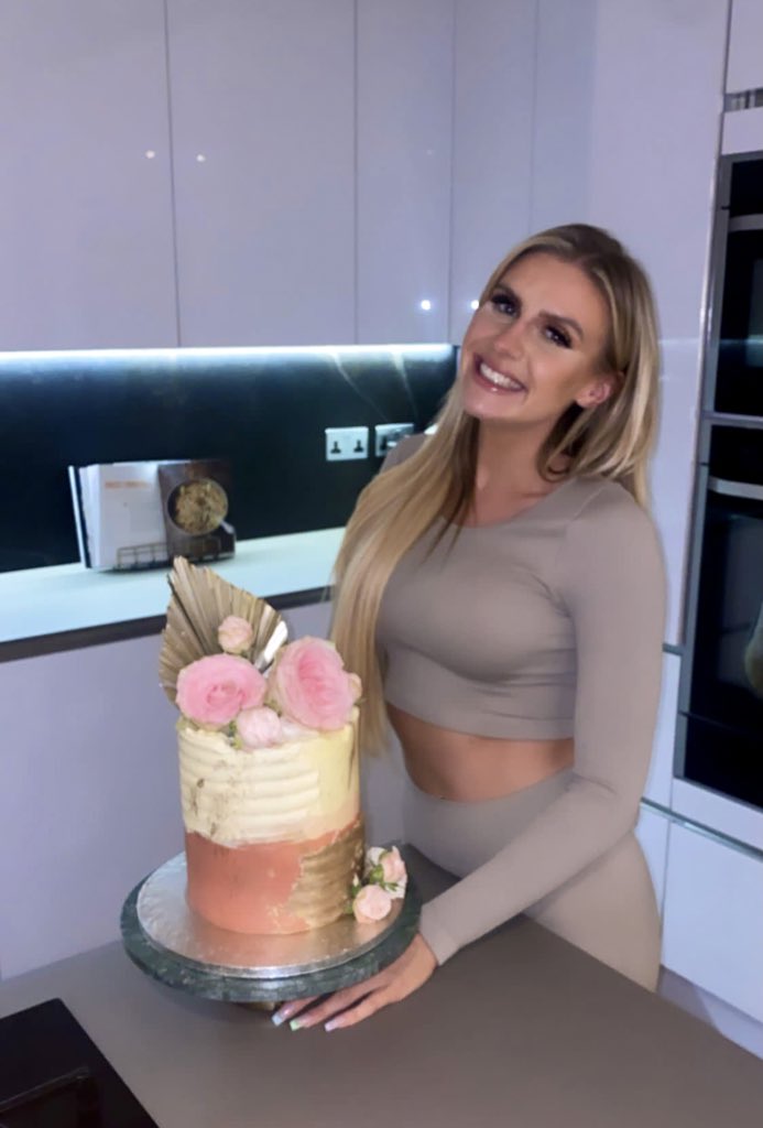 eatwitharli's tweet photo. Decided to make a floral red velvet cake for the beautiful Chloe Burrows! (#LoveIsland 2021) 💁🏻‍♀️💖💐 https://t.co/F8ZKB6o6jF