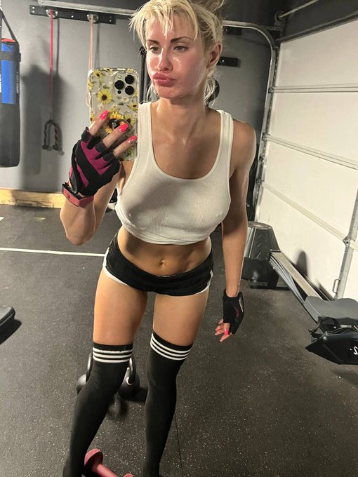 Who wants workout with me 😇💦 https://t.co/zyieJP1TL5