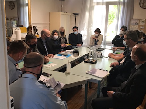 Prefet77's tweet photo. Le @SG_CIPDR, Christian Gravel, a rencontré la présidente de l'association @sos_femmes et les intervenants sociaux en commissariat et gendarmerie, soutenus par le Fonds Interministériel de Prévention de la Délinquance, pour lutter contre les violences intrafamiliales. https://t.co/uhNAhnW3lb