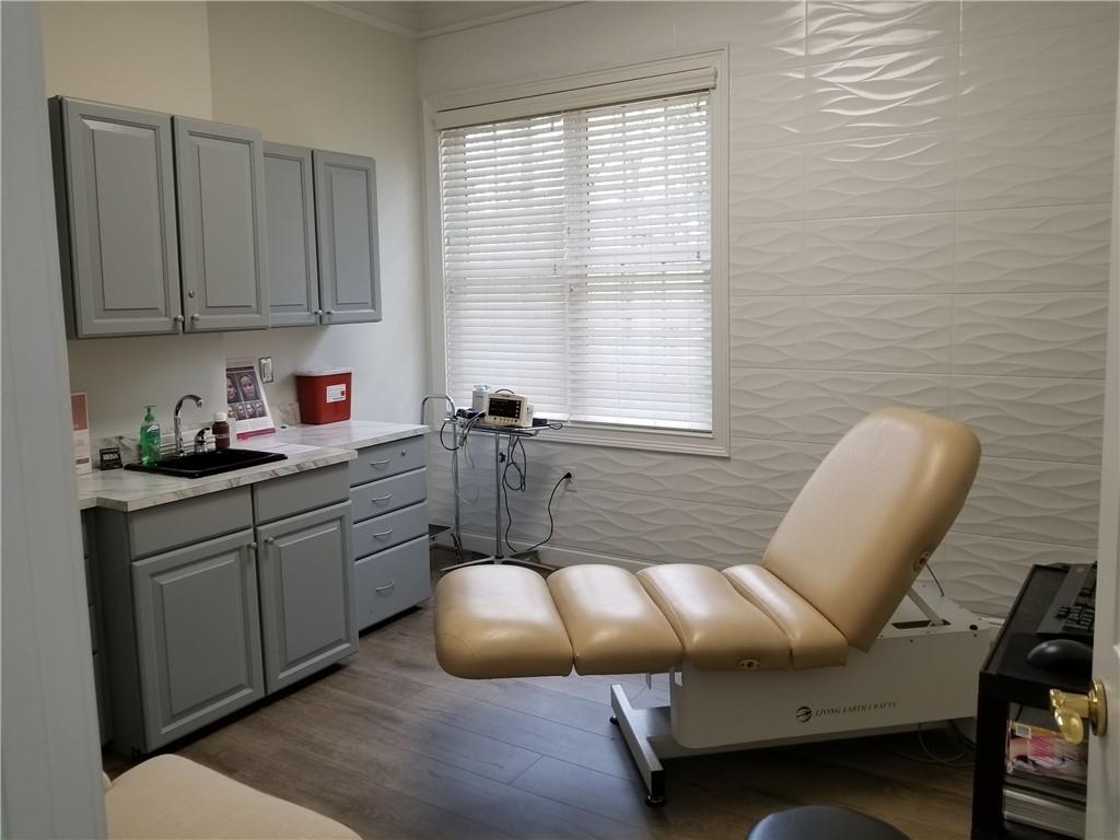dagmarsands's tweet photo. PRICE REDUCED. 10405 Old Alabama Connector Rd. (office for sale) in Alpharetta, GA at $950,000. 5,769 sq. ft. The interior comes with a private medical offices, kitchenette/breakroom, laundry room, restrooms, 2nd entry lobby, &amp; lower level w/ 3rd entrance. https://t.co/4nflD9UzMH https://t.co/sHDVFWt9z3