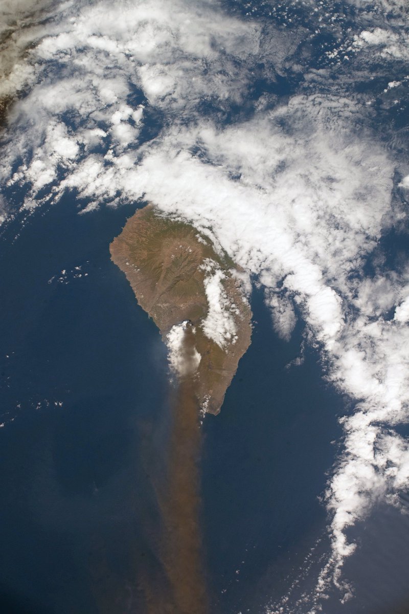 geologoenapuros's tweet photo. La isla de La Palma, fotografiada desde la Estación Espacial Internacional el pasado lunes, día 4 de octubre. 
Podemos ver perfectamente la columna de cenizas generada por la erupción moviéndose en dirección sur, marcada por un color marrón muy característico. https://t.co/ugU8sJGmYf