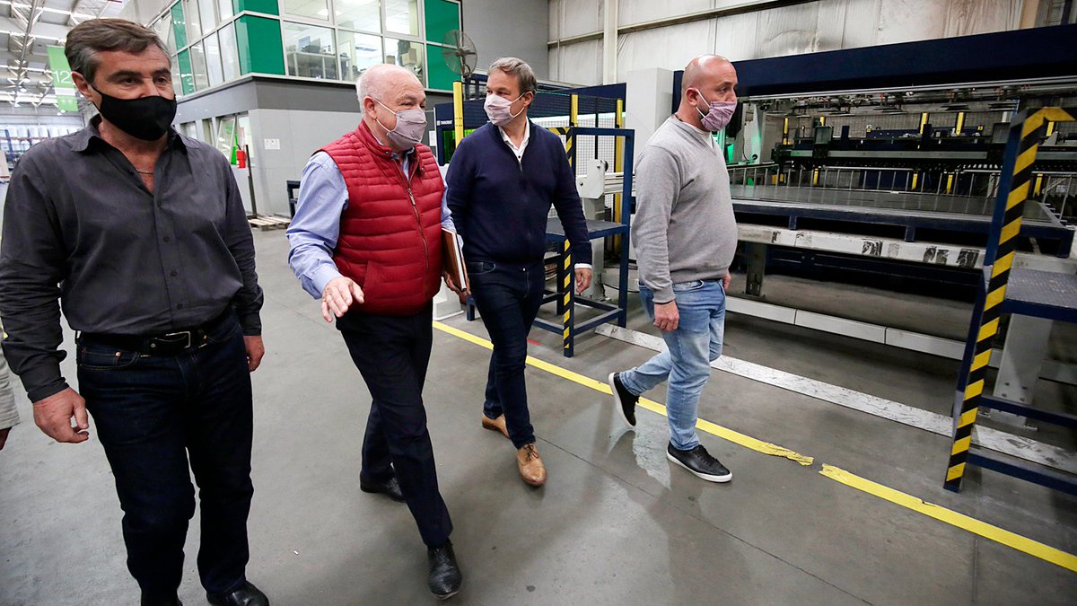 CascallaresPJ's tweet photo. 👩🏭👨🏭 Recorrimos la fábrica de soluciones eléctricas #Genrod, que funciona en nuestro Sector Industrial Planificado de Burzaco.
Esta empresa anunció la ampliación de su planta con una inversión de 12 millones de dólares generando más producción y empleo para la Argentina. ☀️🇦🇷 https://t.co/rFwi4yAJSu